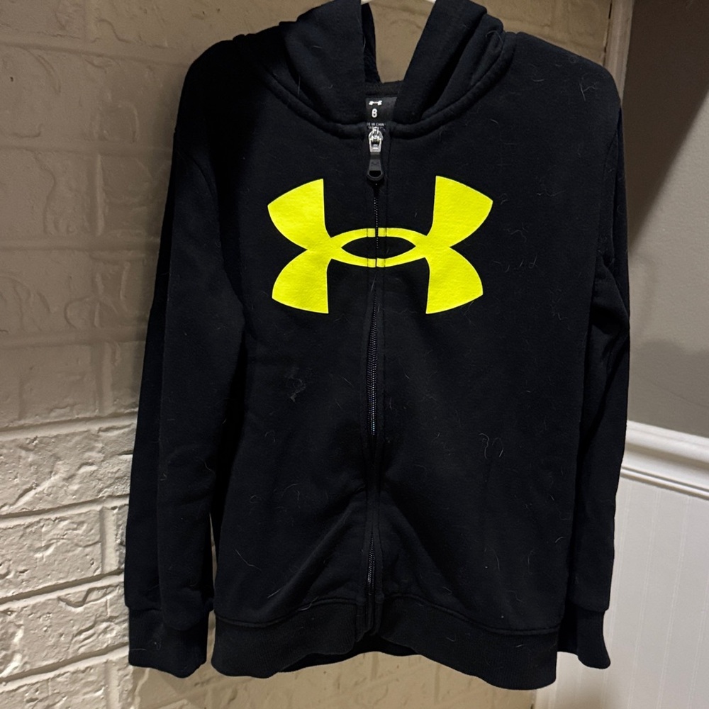 Under Armour Boys Youth size 6 Hoodie in Black with Bright Yellow Logo